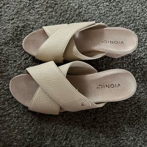 Vionic Women's Tan Cross-Strap Sandals